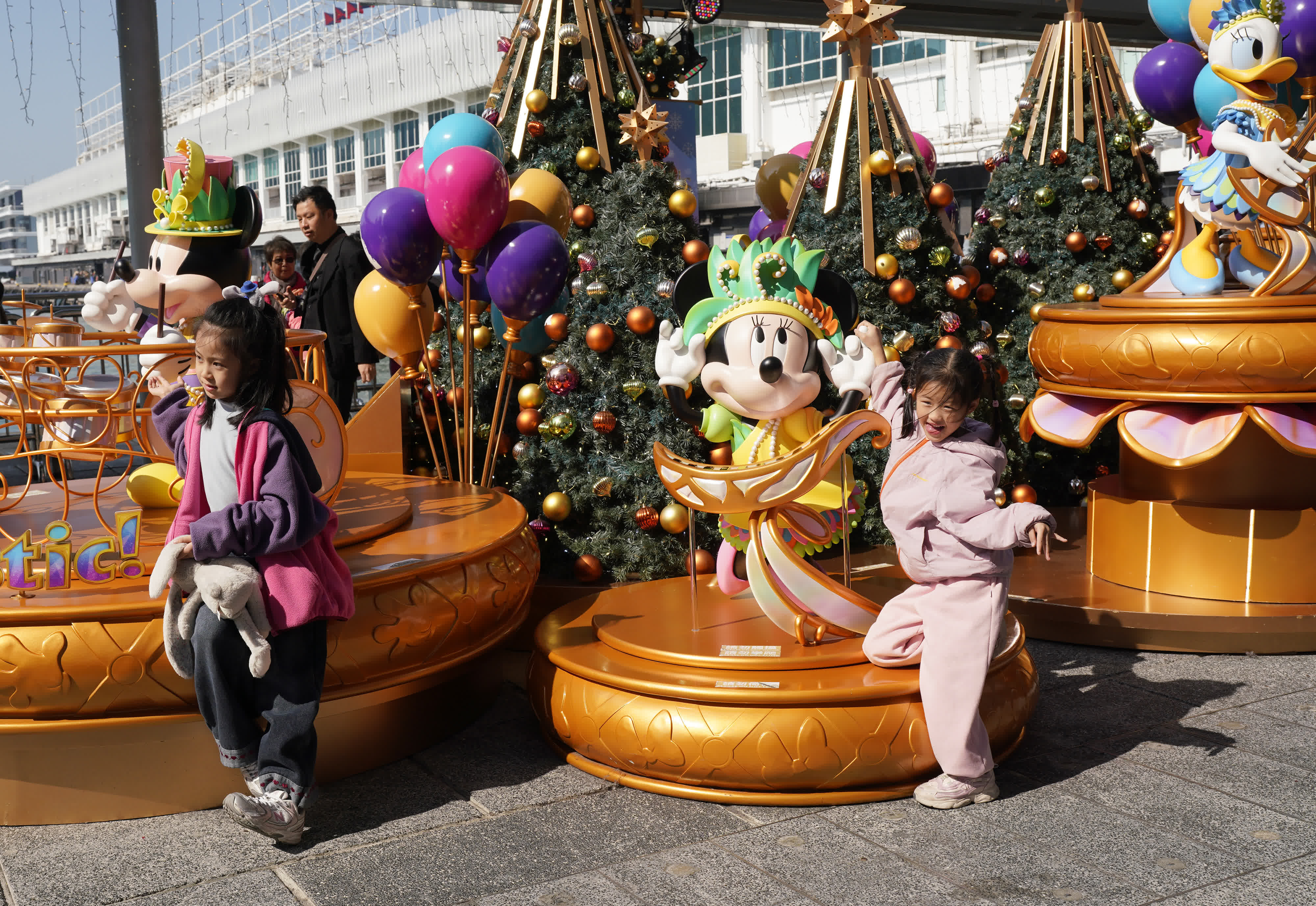 圖為遊客與市(shi)民(mín)在(zai)海港城(cheng)聖誕裝飾前(qian)拍照打卡。（香港中(zhong)通(tong)社(she))）